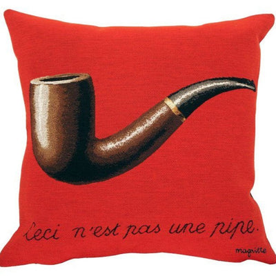 La Trahison des Images - Magritte - Pude med Fyld - 45x45cm - Rød - Poulin Design